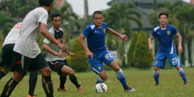 KOMPAS.com/DENDI RAMDHANI  Penyerang Persib Tantan saat menggiring bola dalam pertandingan uji coba kontra RS Cibabat di Lapangan Pusdik Armed, Cimahi, Kamis (10/3/2016)
