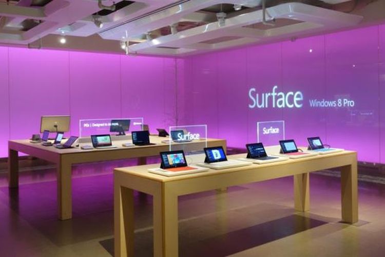 Tablet Microsoft Surface dipamerkan di ruang Visitor Center