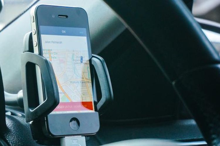Pengemudi mobil Uber hanya bermodal sebuah iPhone yang digunakan untuk memantau pesanan dan melakukan semua hal yang berkaitan dengan platform transportasi tersebut