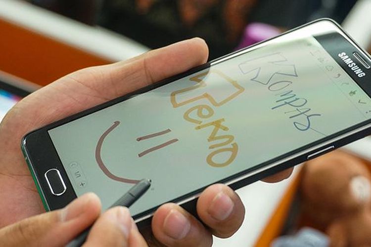 Samsung Galaxy Note 4 dilengkapi dengan stylus yang berguna untuk membuat sketsa atau sekadar corat-coret.