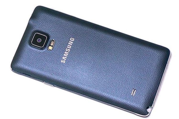 Cover belakang Samsung Galaxy Note 4 dibuat dari bahan yang menyerupai kulit yang membuat genggaman terasa nyaman dan tidak licin.
