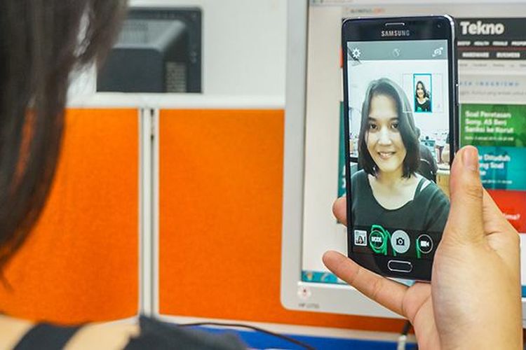 Kamera depan Samsung Galaxy Note 4 dibekali mode selfie yang bisa membuat foto penggunanya tampak lebih halus.