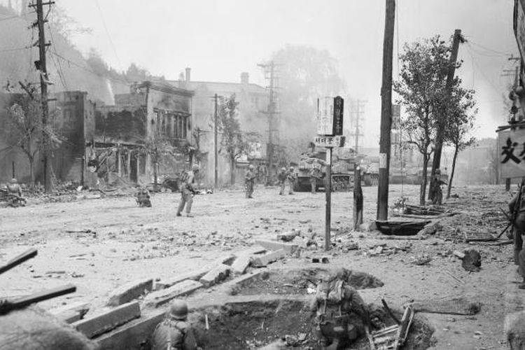 Tentara Amerika Serikat saat berada di jalanan Kota Incheon, Korea Selatan, ketika terjadi Perang Korea, September 1950.