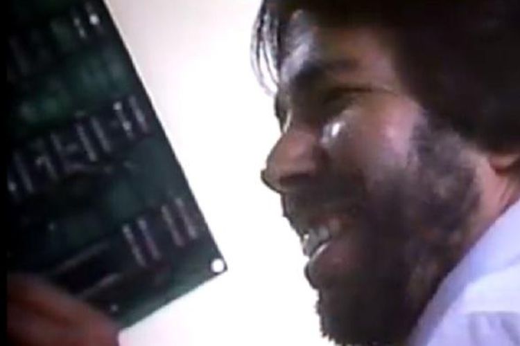 foto Wozniak memegang hardware Apple II