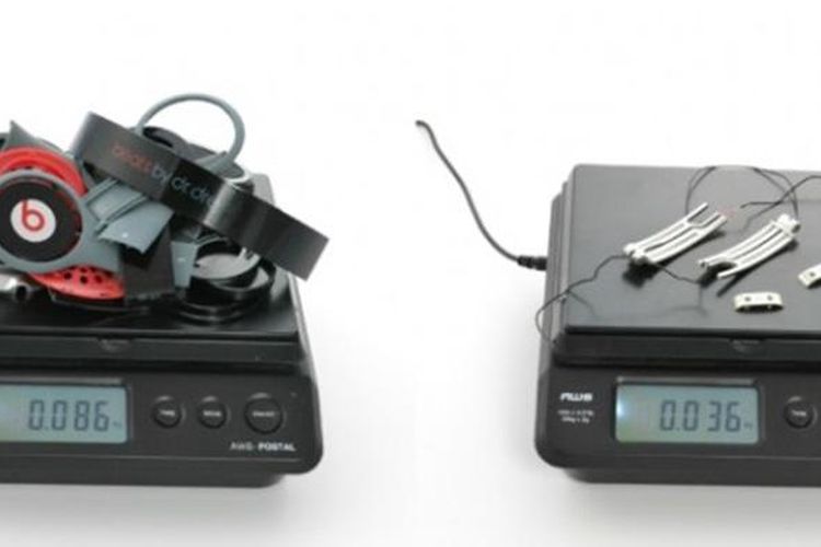 Empat keping logam (kanan) di dalam headphone Beats Solo HD menambah bobot sehingga menimbulkan ilusi perangkat 