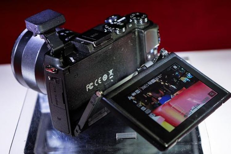 Canon EOS M3 turut dibekali layar sentuh LCD articulated, flash terintegrasi, dan hotshoe
