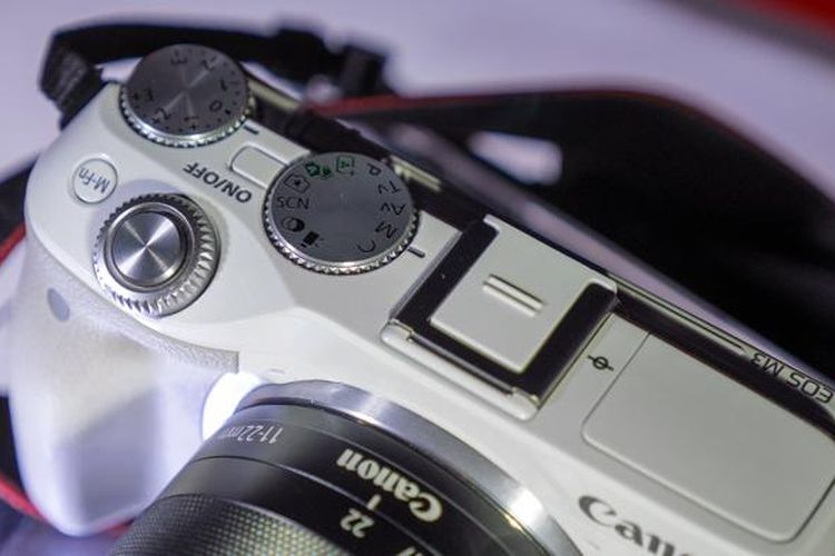 Canon EOS M3 memiliki exposure mode dial, exposure compensation dial, dua control dial (satu mengelilingi tombol shutter, satu lagi mengelilingi D-pad di bagain belakang), serta tombol M-Fn yang diletakkan di samping tombol shutter