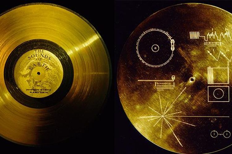 Cakram rekaman Golden Records terbuat dari tembaga berlapis emas (kiri), cover penutupnya berfungsi sebagai pelindung berikut memuat penjelasan cara playback konten yang tersimpan di dalam cakram