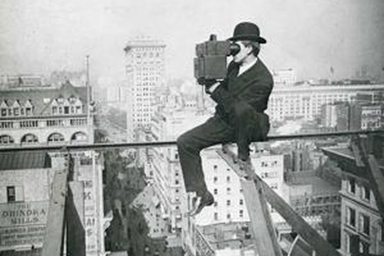 Ebbets melakukan aksi rooftopping sekitar dekade 1920-an hingga 1930-an di kota New York, AS