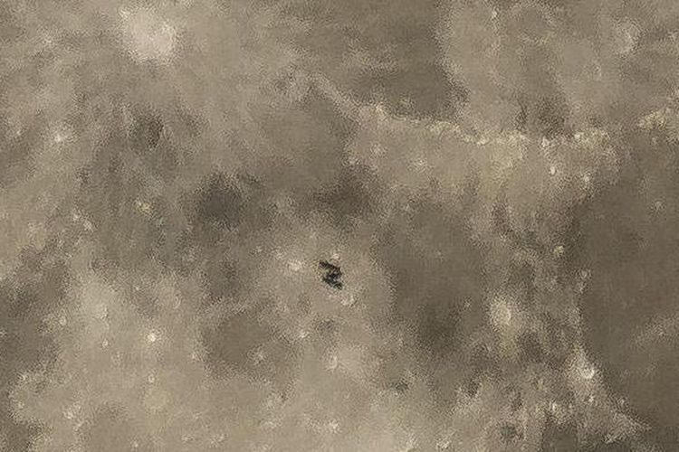 Foto ISS terbang melintasi bulan