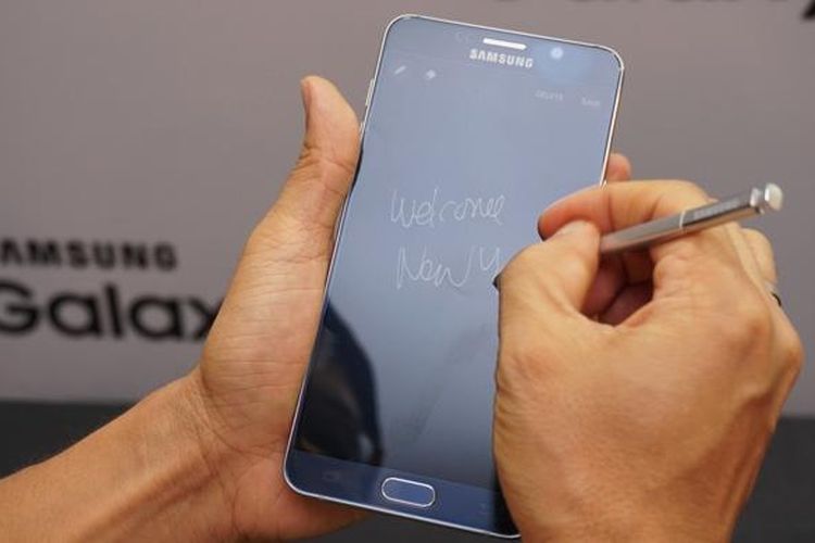 Pengguna bisa menulis dengan stylus S Pen di layar Galaxy Note 5 meskipun dalam keadaan tidak aktif