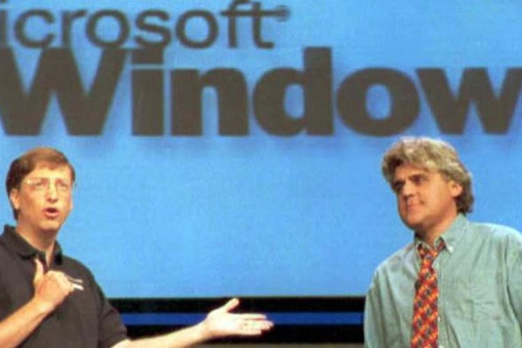 CEO Microsoft, Bill Gates dan komedian Jay Leno saat peluncuran Windows 95 di Redmond, Washington.