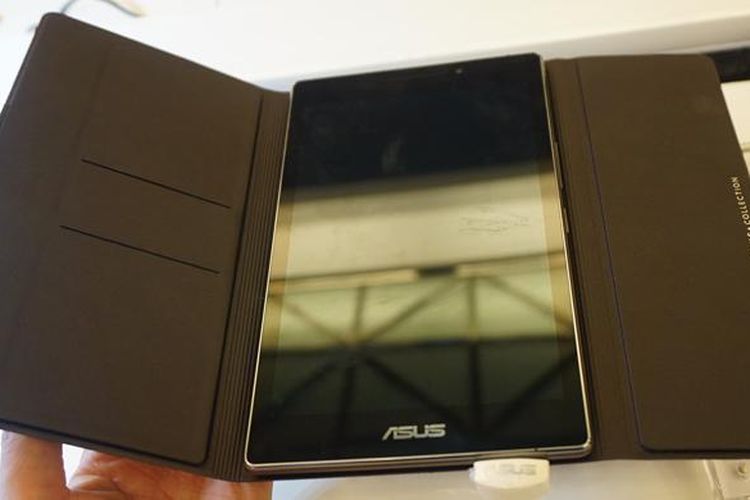 ZenPad 7.0 dilengkapi dengan cover seperti dompet
