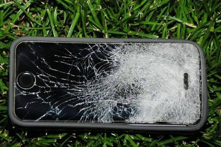 Layar iPhone 5s retak terkena peluru