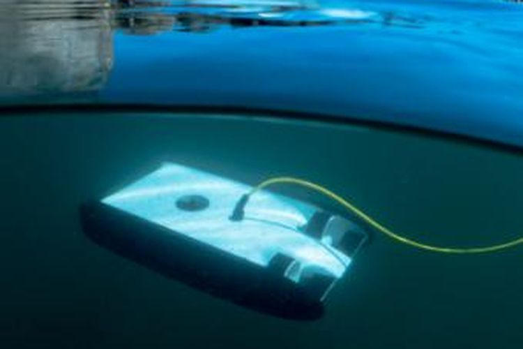 OpenROV Trident saat melayang di dalam air