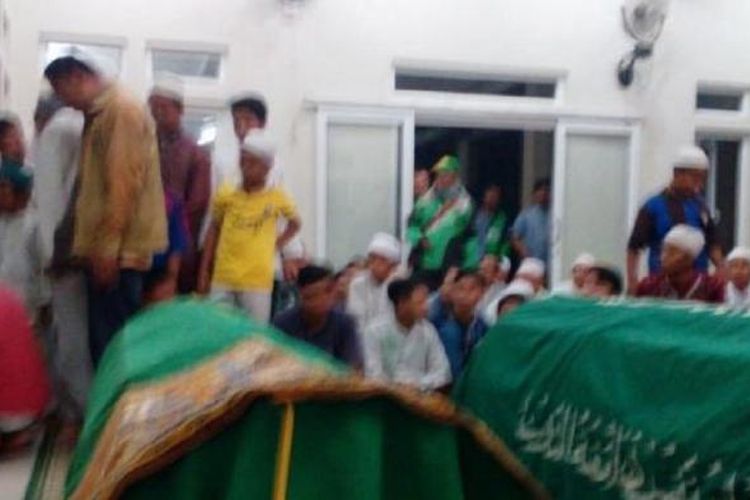 Jasad Gunawan dan Lestari dishalatkan di Mushala Al Hikmah, Rabu (16/9/2015) petang