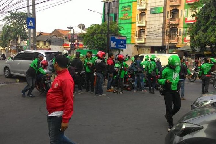 Gunawan (44), korban tewas dari kecelakaan tabrakan antara sepeda motor dan Kopaja di Jalan Buncit Raya, Jakarta Selatan siang tadi merupakan salah satu pengendara Go-Jek. Sejumlah pengendara Go-Jek pun menggelar aksi solidaritas di sekitar lokasi tewasnya Gunawan.