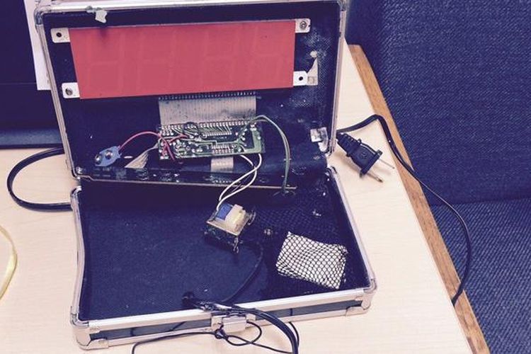 Jam digital buatan Ahmed Mohamed ini disangkat bom oleh guru bahasa Inggrisnya