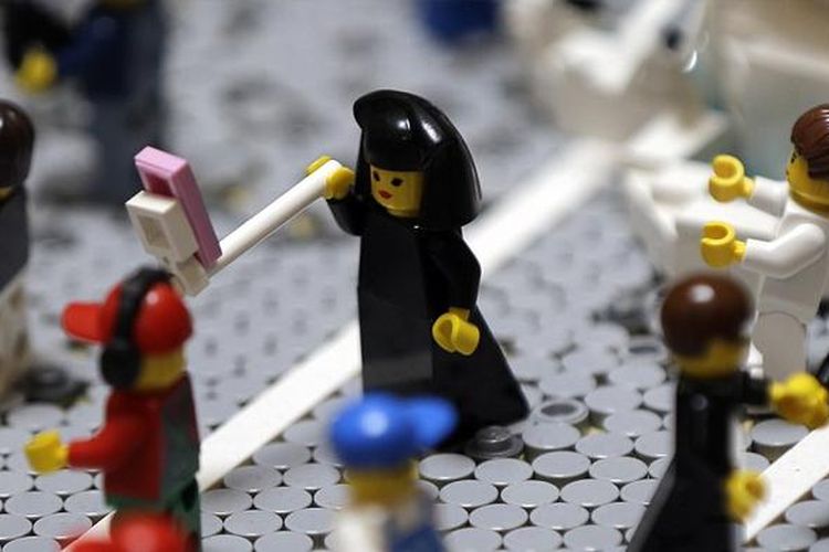 Lego seorang biarawati yang sedang selfie