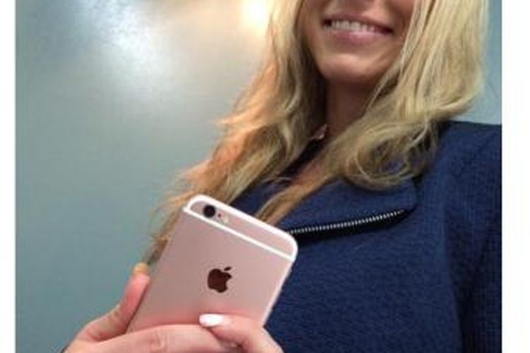 Adrienne, pemilik akun @MoonshineDesign jadi orang pertama dunia yang mendapatkan iPhone 6S