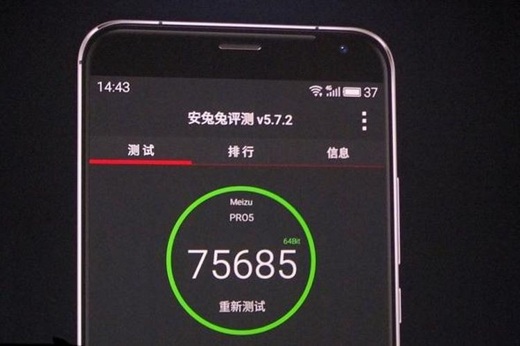 Skor benchmark AnTuTu Meizu Pro 5 yang dipamerkan oleh CEO Meizu Bai Yongxian saat berbicara dalam acara peluncuran ponsel tersebut di Beijing, China, Rabu (23/9/2014)