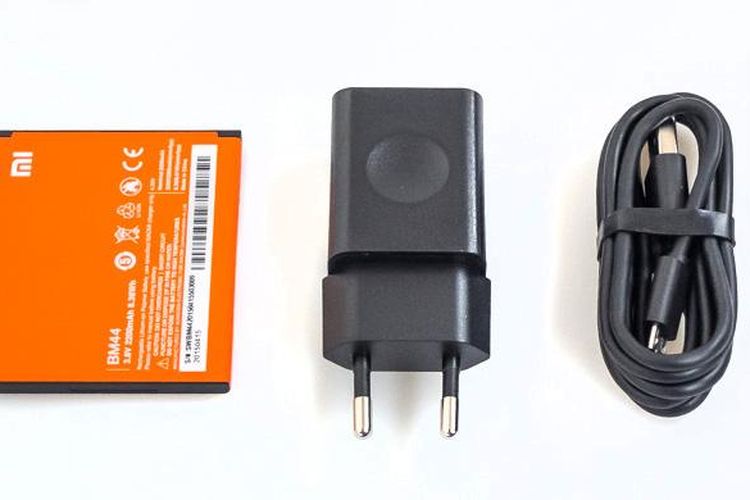 Aksesoris yang disertakan dalam paket penjualan Redmi 2 Prime terbilang minim. Di samping baterai, hanya ada unit charger dan kabel micro-USB.