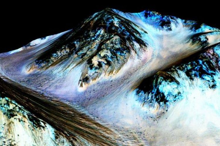 Pola garis gelap sepanjang 100 meter di Kawah Hale menjadi petunjuk adanya air yang mengalir di permukaan Mars pada musim panas, bercampur dengan garam. Warna biru bukan merupakan petunjuk air tetapi keberadaan mineral pyroxene. 