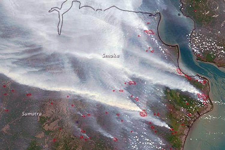 Foto kabut asap di di Pulau Sumatra oleh satelit NASA.