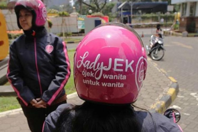 PT XL Axiata bekerjasama dengan moda transportasi ojek khusus waninta, LadyJEK, di Jakarta Selatan, Jumat (9/10/2015). XL mendukung operasional angkutan inovatif khusus wanita ini dari sisi penyediaan layanan internet dan sistem pembayaran melalui XL Tunai.