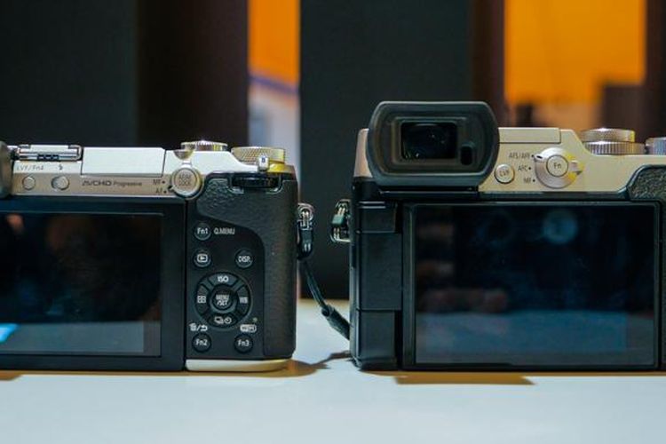 Tampak belakang Panasonic Lumix GX8 (kanan) dan Lumix GX7