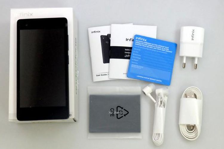 Paket pembelian Infinix Hot 2 terdiri dari charger, earphone, buku petunjuk penggunaan, dan kartu garansi