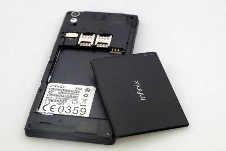 Ponsel ini memiliki dua slot kartu SIM, satu slot MicroSD dan baterai berkapasitas 2.200 mAh