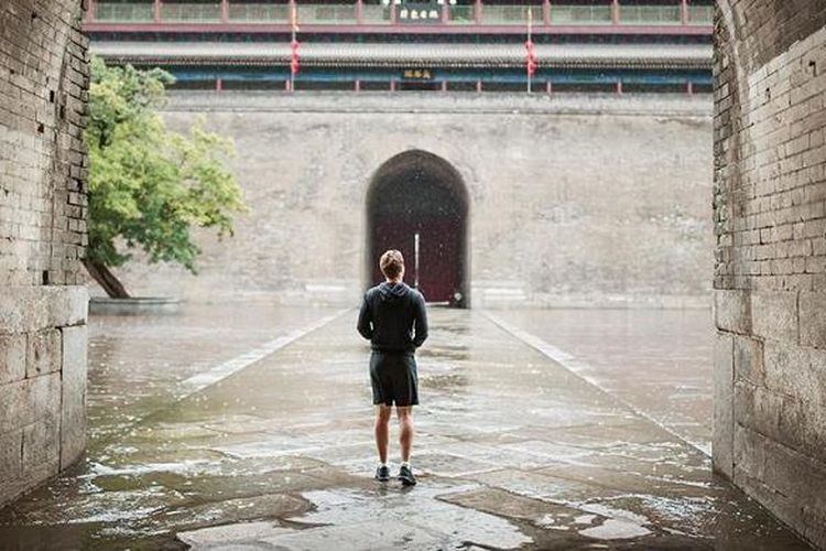 CEO Facebook Mark Zuckerberg foto jogging sambil hujan