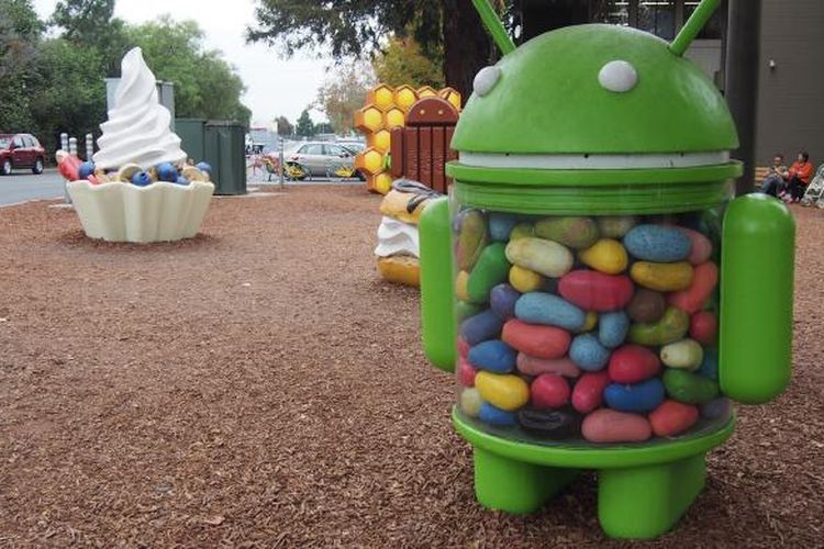 Patung robot hijau berisi Jelly Bean ini berdiri tegak di salah satu bagian Android Lawn di kantor Google