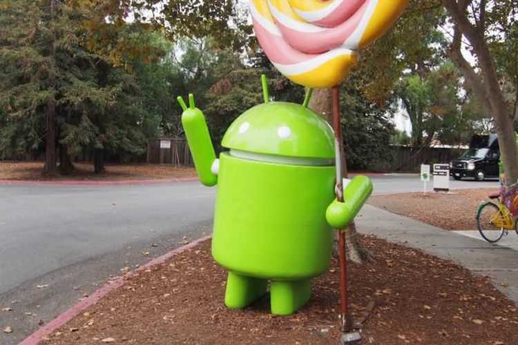 Sudut lain Android Lawn, terlihat sebuah maskot robot hijau yang menggenggam permen Lollipop sebagai simbol Android 5.0