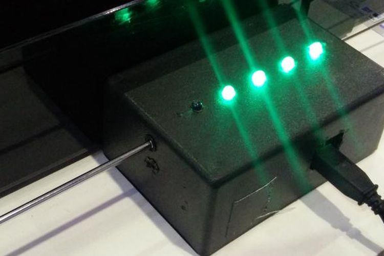 Komputer Arduino yang memproses sinyal otak, lalu menerjemahkannya menjadi perintah ke mobil mainan.
