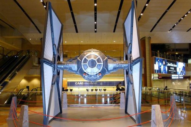Pesawat tempur TIE fighter dari film Star Wras di bandara Changi, Singapura.