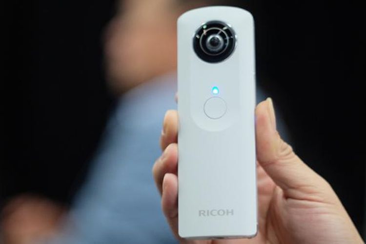 Kamera 360 derajat Ricoh Theta ini salah satu alat yang dipakai untuk pembuatan video virtual reality