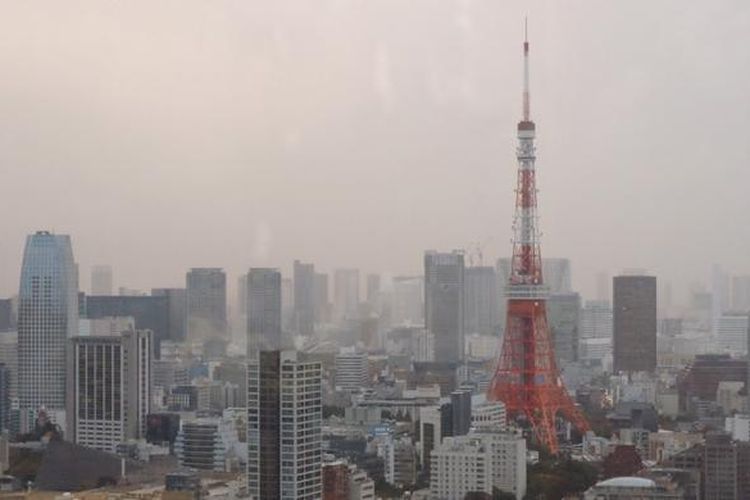 Pemandangan Tokyo Tower yang terlihat dari jendela studio 3 YouTube Space Tokyo