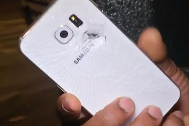 Smartphone Samsung terkena tembakan peluru
