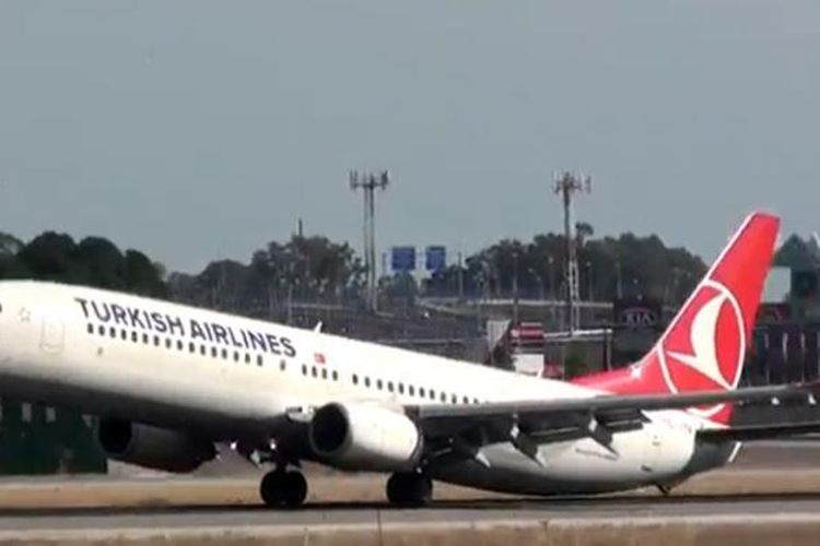 Ilustrasi adegan tailstrike yang dialami oleh B737-800 Turkish Airlines.