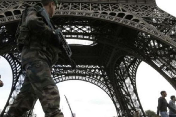 Polisi Perancis terus memburu jaringan teroris yang menyerang sejumlah tempat di Paris, Jumat (13/11/2015)