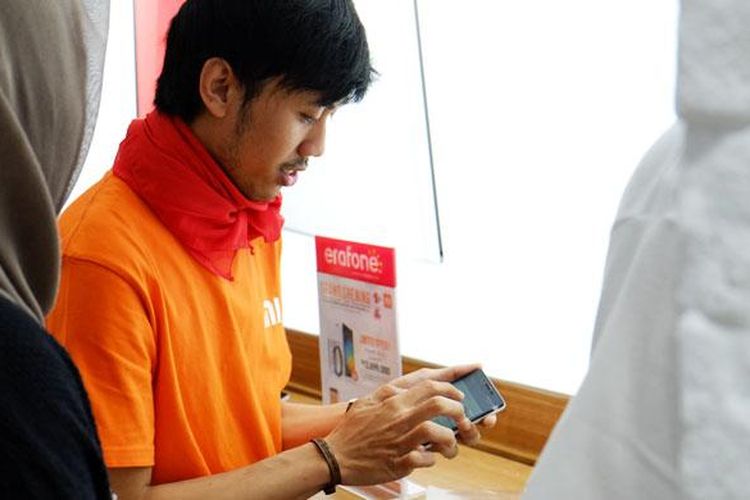 Seorang petugas Mi Concept Store sedang menjelaskan ponsel Xiaomi Mi 4i pada pengunjung