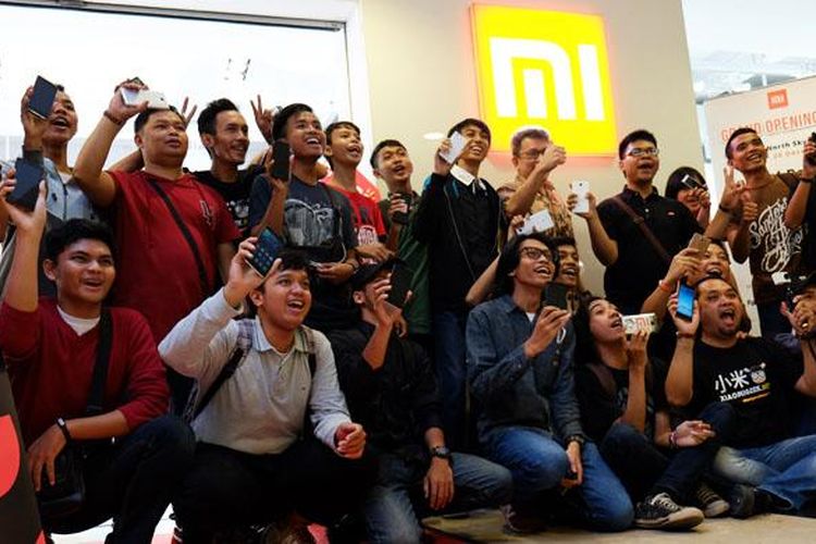Rombongan Mi Fans Jakarta dan Tangerang turut hadir di pembukaan Mi Concept Store