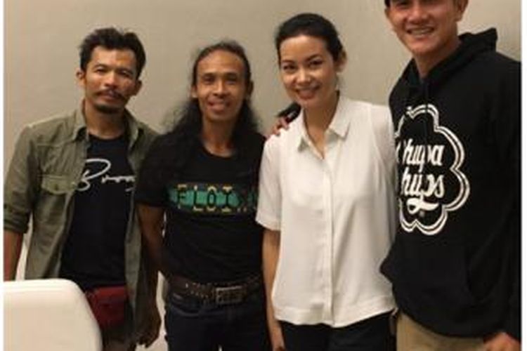 Produser Wiro Sableng Sheila Timothy mengunggah foto bersama Yayan Ruhian, Cecep Arief Rahman dan Vino G. Bastian usai berdiskusi soal film garapannya.