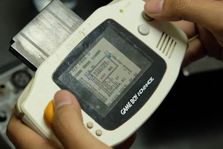 Gameboy yang digunakan sebagai alat untuk memainkan chiptune