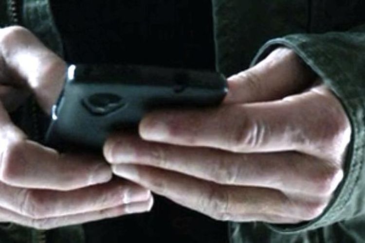 Nexus 5 yang dipakai karakter Fox Mulder dalam serial The X-Files.