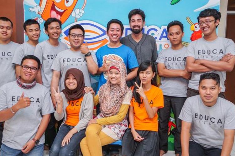 Awak Educa Studio berfoto bersama Head of Corporate Communications Google Indonesia, Jason Tedjasukmana (baris atas, ketiga dari kanan)