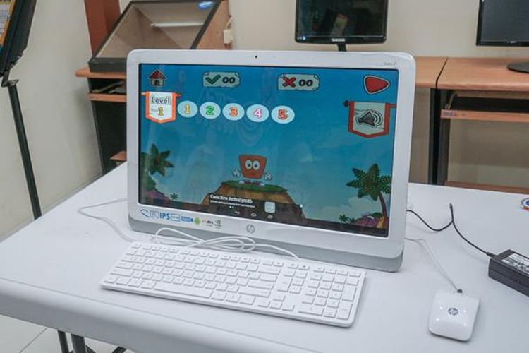 Salah satu komputer yang dipakai untuk menguji game di kantor Educa Studio 