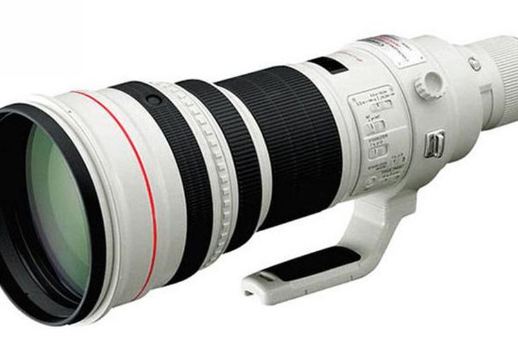 Sebuah model lensa super telephoto dari salah satu pabrikan kamera DSLR. Seperti teleskop, lensa tele untuk kamera bisa berukuran besar dan berat.